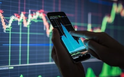주식 3.7조 팔아치운 개미, ETF는 1.7조 사들였다
