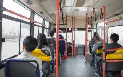 음료 들고 버스 타지 말랬다고…60대男, 끔찍한 '대변 테러'