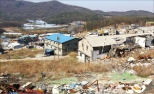 삼부토건과 동양건설산업이 낡은 판자촌인 헌인마을을 최고급 주거단지로 개발하는 ‘헌인마을 도시개발사업’을 추진하던 2011년 당시의 현장 사진. /연합뉴스

