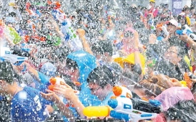 '워터밤' 후 버려진 물총들…'자원 낭비' 아닌 '재사용 재료' 된다