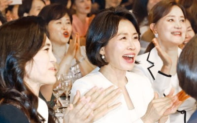 '화이트 의상' 김혜경 여사, 바로 옆 이부진 대표와 무슨 일?