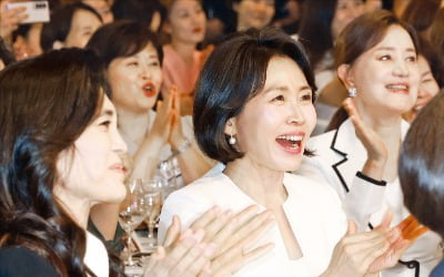 [포토] 女 기업인 만난 김혜경…"위기 극복 앞장서달라"