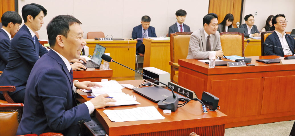 < 모처럼 웃는 여야 > 더불어민주당 소속 김용민 국회 법제사법위원회 법안심사제1소위원장이 2일 국회에서 상법개정안 처리 후 소위원회 회의에서 밝은 표정으로 대화하고 있다.  연합뉴스