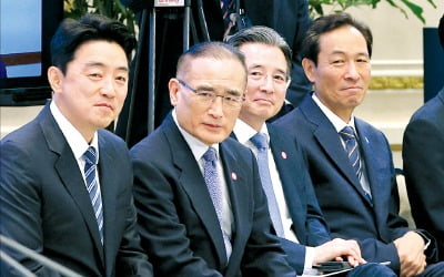 李대통령 발언듣는 참모들