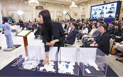 명함으로 질문자 추첨…李 "로또 돼야하는데" 농담