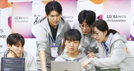 LG가 개최한 해커톤 행사에서 인공지능(AI) 전문가를 꿈꾸는 청년들이 과제를 수행하고 있다. 한경DB