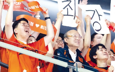 "대전서 보자"는 약속 지킨 김승연…한화토탈 직원들과 '야구 응원'