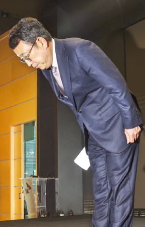 유영상 SK텔레콤 사장이 4일 ﻿정보 유출 보상안을 발표하며 고객에게 사과하고 있다.  임형택 기자