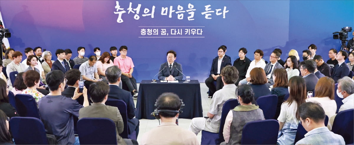 < 광주 이어 충청 찾은 李대통령 > 자이재명 대통령이 4일 대전컨벤션센터에서 타운홀 미팅 형식으로 열린 ‘국민소통 행보 2탄, 충청의 마음을 듣다’ 간담회를 하고 있다. 이 대통령은 “금융기관이 빚을 갚지 못할 것이라고 판단해 산정한 이자를 다 받았는데도 끝까지 쫓아가서 받으면 부당이득이 된다”며 악성 채무를 정부 차원에서 탕감해줄 필요가 있다고 강조했다.  연합뉴스