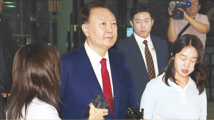 윤석열 전 대통령이 지난 5일 내란 특검 2차 대면조사를 받은 뒤 서울고등검찰청사를 나서고 있다. 내란 특검팀은 오전 9시4분부터 오후 6시34분까지 ﻿9시간30분간 윤 전 대통령을 조사했다.  연합뉴스