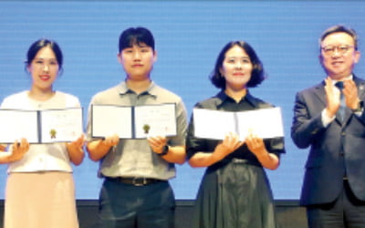 "고객 중심의 혁신 이어가자"…신한은행 창립 43주년 기념식