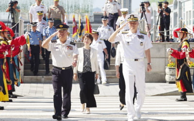 韓합참의장·日통합막료장 '경례'
