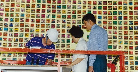 2000년 서울 광화문 흥국생명빌딩에 ‘아름다운 강산’이 설치되고 있다. 마무리 설치작업에 동참한 이선애 세화예술문화재단 초대 이사장(가운데), 이호진 전 태광그룹 회장(오른쪽).  /태광그룹 제공