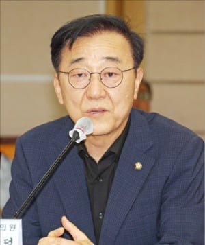 ﻿국토교통부 장관 후보자로 지명된 김윤덕 더불어민주당 의원이 11일 ﻿‘전북 국회의원·도·시군 예산정책협의회’에 참석해 발언하고 있다. ﻿/연합뉴스