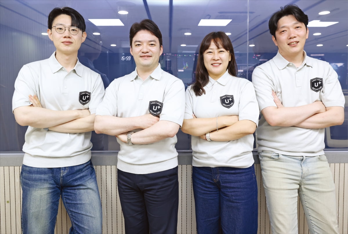 LG유플러스 사이버위협대응팀은 스미싱, 피싱 등 고객의 삶을 위협하는 사기 범죄 예방의 최일선 조직이다. 왼쪽부터 이지환 선임, 오신영 팀장, 이진영 책임, 홍석원 책임.
