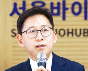 첫 공식 행보로 바이오허브 찾은 배경훈 장관