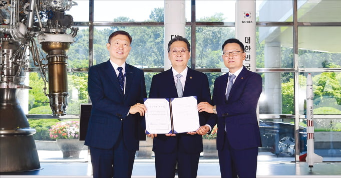 우주항공청과 한국항공우주연구원은 25일 대전 항우연 본원에서 한국형 발사체 누리호 개발 기술을 한화에어로스페이스에 이전하는 계약을 체결했다. 이상철 항우연 원장(왼쪽부터), 윤영빈 우주청장, 손재일 한화에어로스페이스 대표가 계약 체결 후 기념 촬영을 하고 있다.  항우연 제공