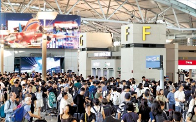 북적이는 공항…휴가철 본격 시작