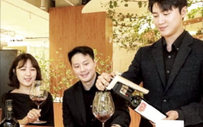 '글라스 와인' 확산…백화점·마트 잇달아 도입
