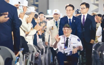 유엔 참전용사와 함께 입장한 金총리