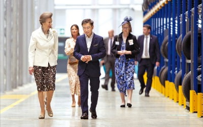 한국타이어 런던법인 둘러보는 英공주