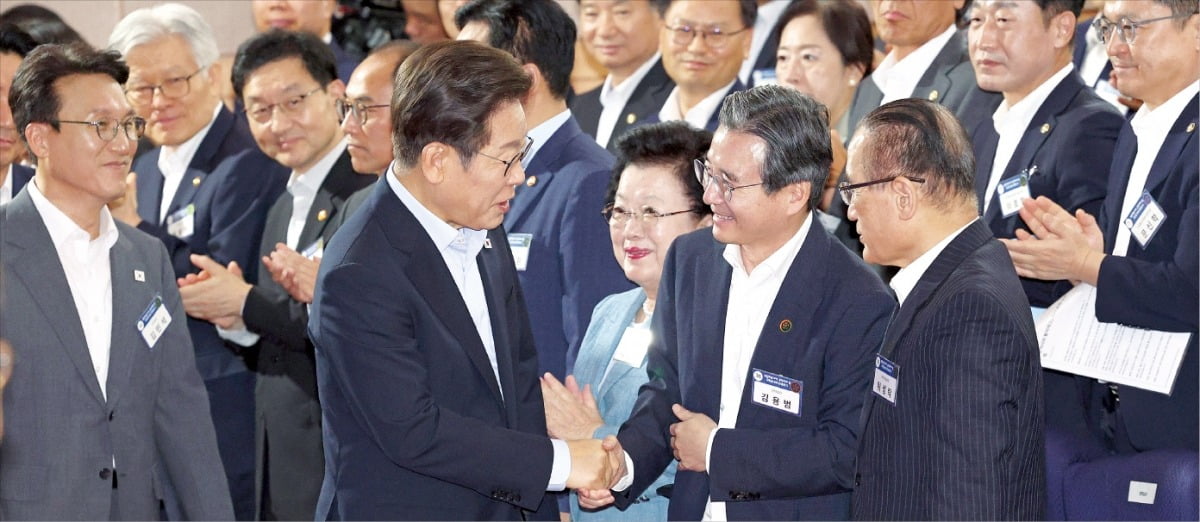 李 