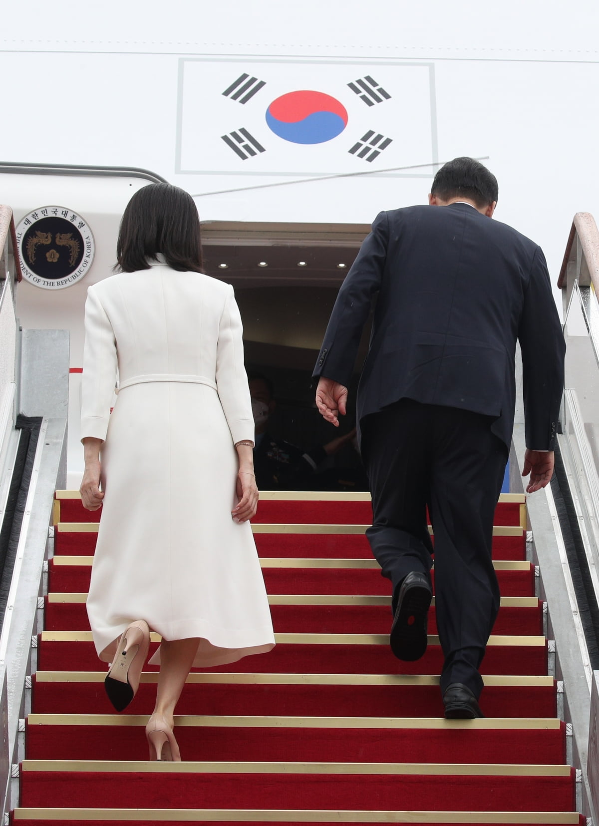 '샤넬 신발' 250㎜…건진법사, 김건희 청탁 의혹 '스모킹건' 되나