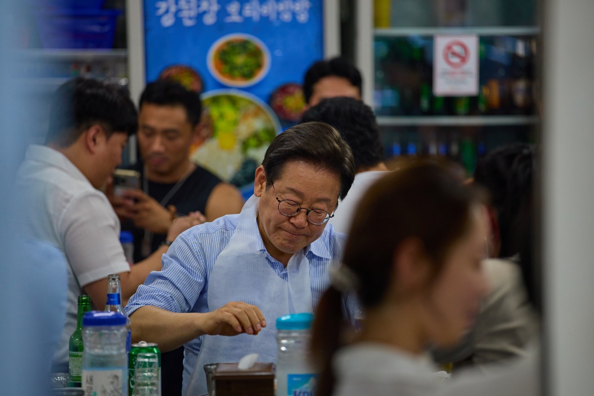 "격식 버리고 소통은 가깝게"…李대통령 행보에 지지도 '순항'