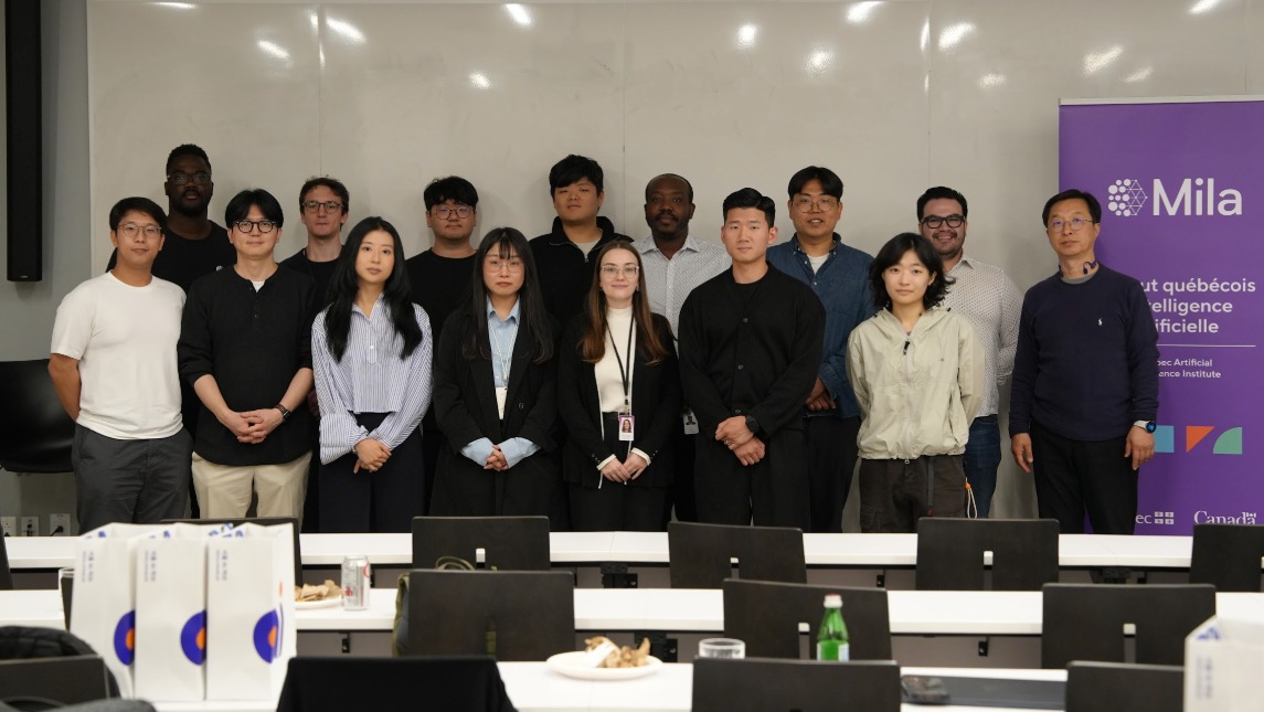서울 AI 허브가 국내 유망 AI 스타트업을 세계적 연구기관 밀라 AI 연구소에 파견해, 15주간의 기술 공동연구에 본격 착수했다. 현지에 파견된 기업들이 기념촬영을 하고 있다. (서울 AI 허브 제공)
