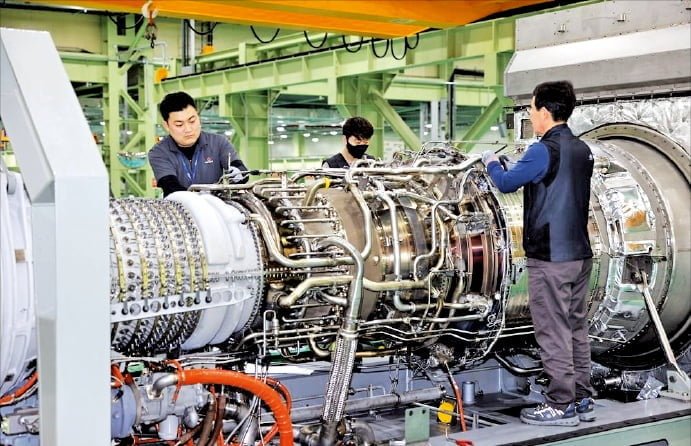 한화에어로스페이스 임직원이 창원1사업장에서 항공기 엔진을 점검하고 있다. 사진=한화에어로스페이스 제공