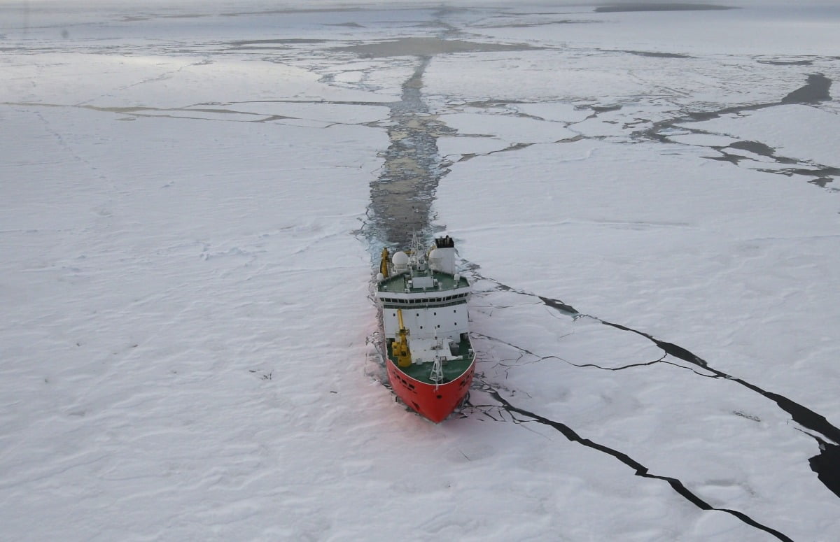 
국내 첫 쇄빙연구선 아라온호가 북극 축치해를 항해하고 있다. 사진=연합뉴스