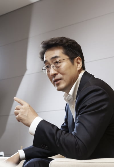 ‘한국의 벅셔해서웨이’ 만든다… 투자자 사로잡은 혁신 리더십