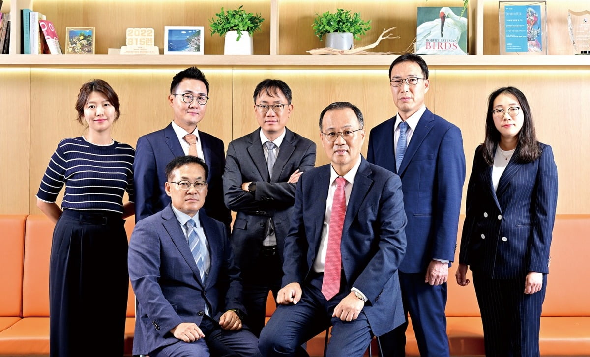 (뒷줄 왼쪽부터) 삼정KPMG 가업승계지원센터 김태영 부장, 이상길 전무, 김병국 상무, 김경현 상무, 서윤정 이사 (앞줄 왼쪽부터) 송준호 전무, 한원식 부대표(리더). 사진 김기남 기자
