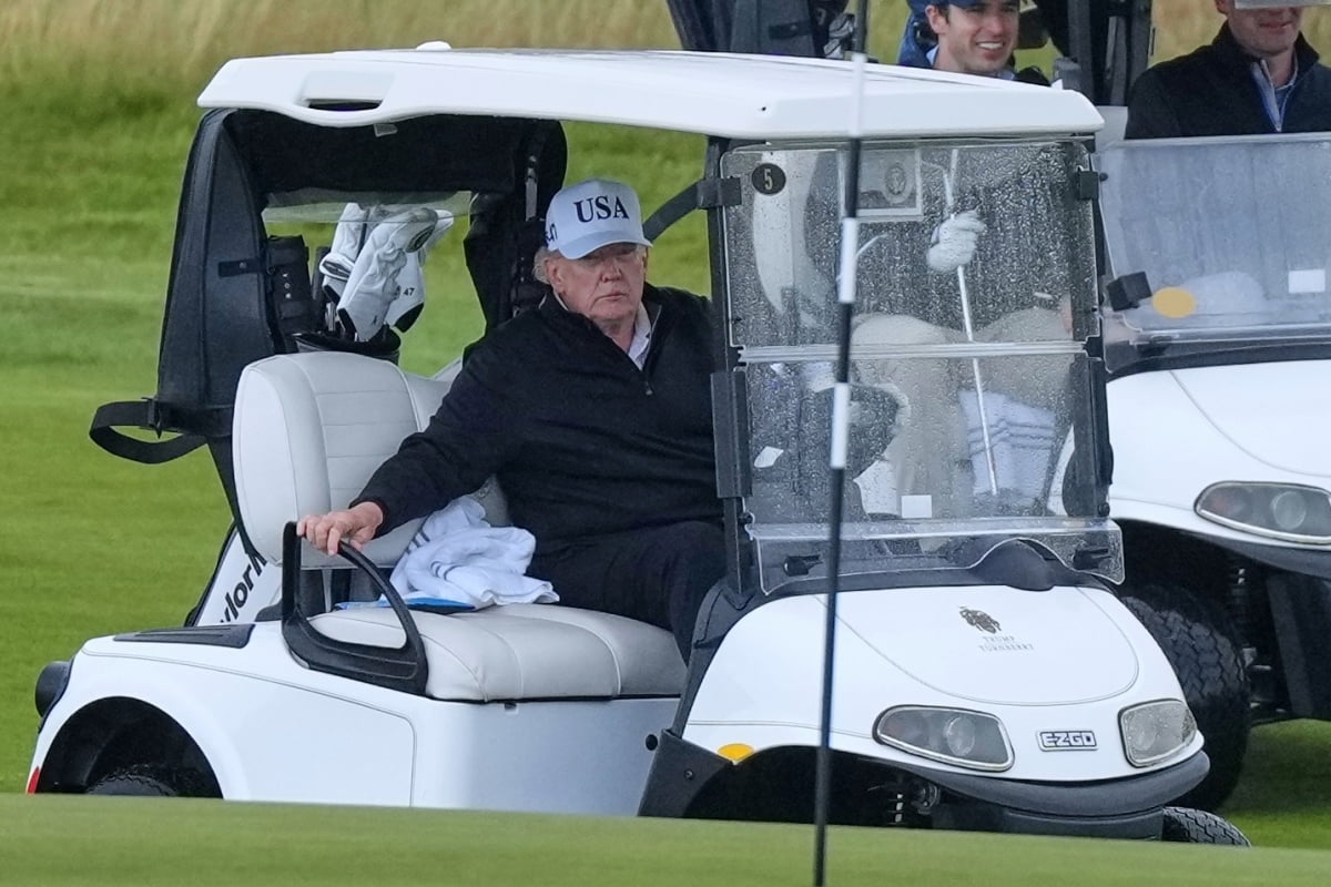 스코틀랜드 턴베리에서 골프 즐기는 도널드 트럼프 미국 대통령 / 사진=연합뉴스