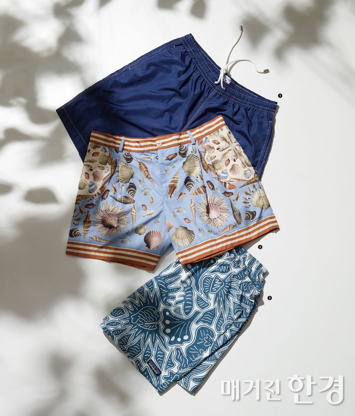1 심플한 디자인의 스티치 포인트 네이비 스윔 쇼츠. 엉덩이 부분에 벨크로 포켓으로 실용성을 높였다. 브로이어  2 여름 감성 물씬 풍기는 조개와 소라 프린트 스윔 쇼츠. 실용적인 파우치를 함께 제공한다. 돌체앤가바나 3 페이즐리 프린트 블루 스윔 팬츠. 폐그물 재생 소재인 넷플러스(NetPlusⓇ) 포스트컨슈머 리사이클 나일론 파유 100%로 제작해 속건성이 뛰어나다. 파타고니아 