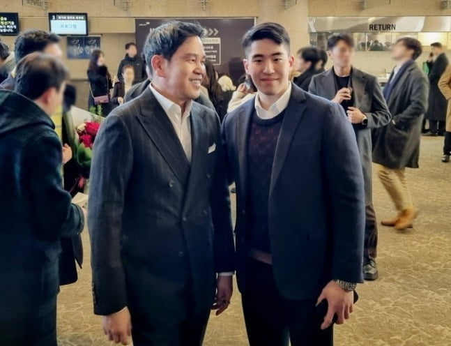 정용진 신세계그룹 회장과 장남 해찬 씨가 2023년 12월 23일 오후 서울 서초구 예술의전당에서 열린 정 부회장의 부인 한지희 씨의 플루트 독주회에서 참석자들과 인사를 나누고 있다. 정해찬 씨는 최근 미국 록펠러 캐피탈 매니지먼트의 ‘서머 애널리스트 프로그램’에서 인턴십을 마쳤다. 사진=뉴시스