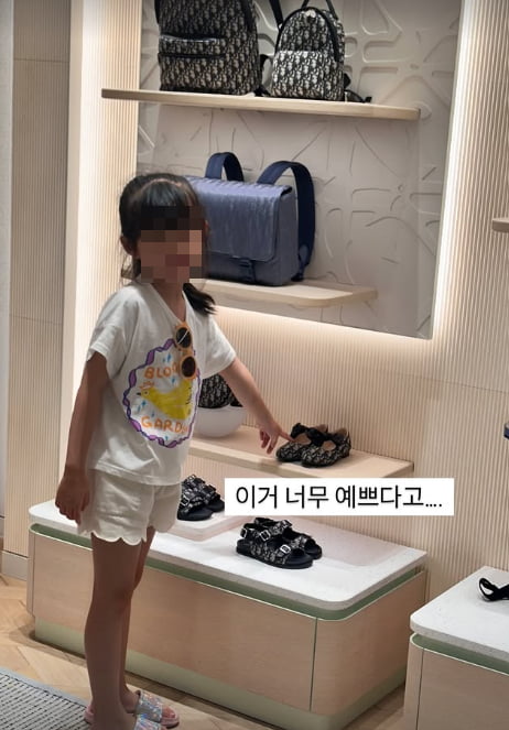 Jung Joon-ho and Lee Ha-jung's Daughter Shows Interest in Luxury Fashion