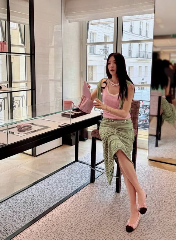 Actress Park Ha-sun Enjoys Luxury Shopping Spree in Paris