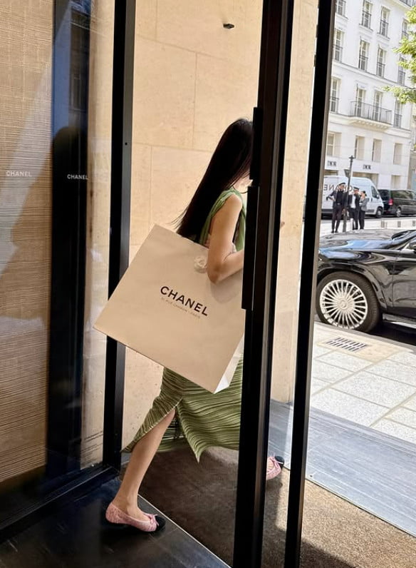 Actress Park Ha-sun Enjoys Luxury Shopping Spree in Paris