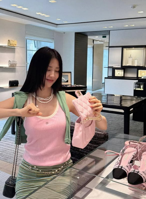 Actress Park Ha-sun Enjoys Luxury Shopping Spree in Paris