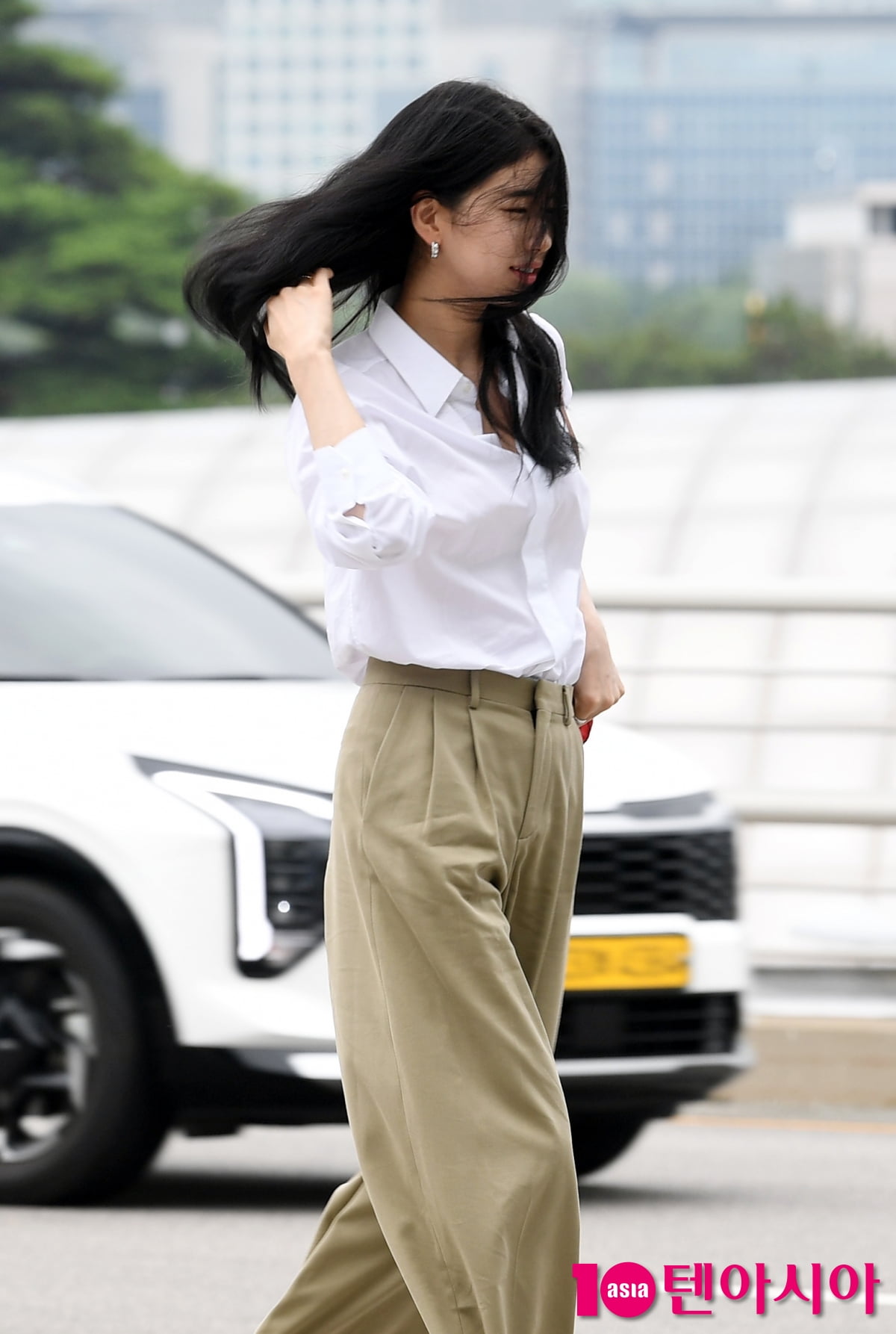 スジ、パリファッションショー出席のため出国