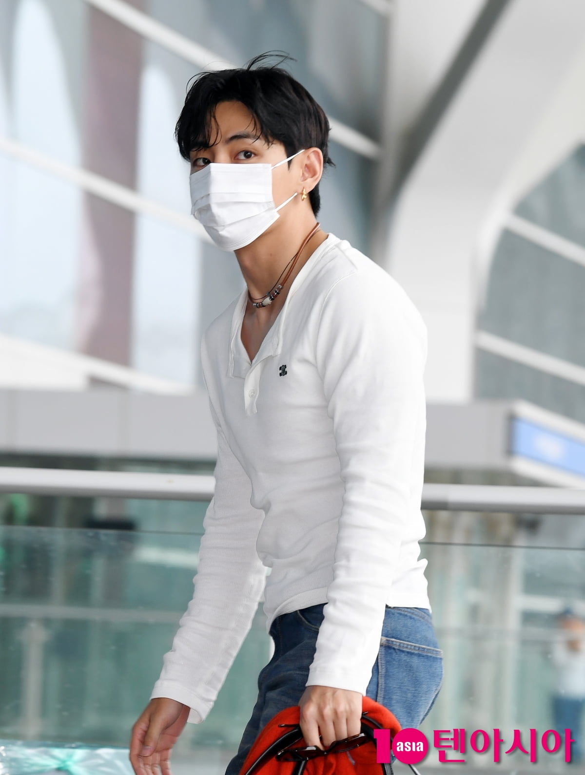 BTSのブイ、パリファッションショー出席のため仁川空港から出国
