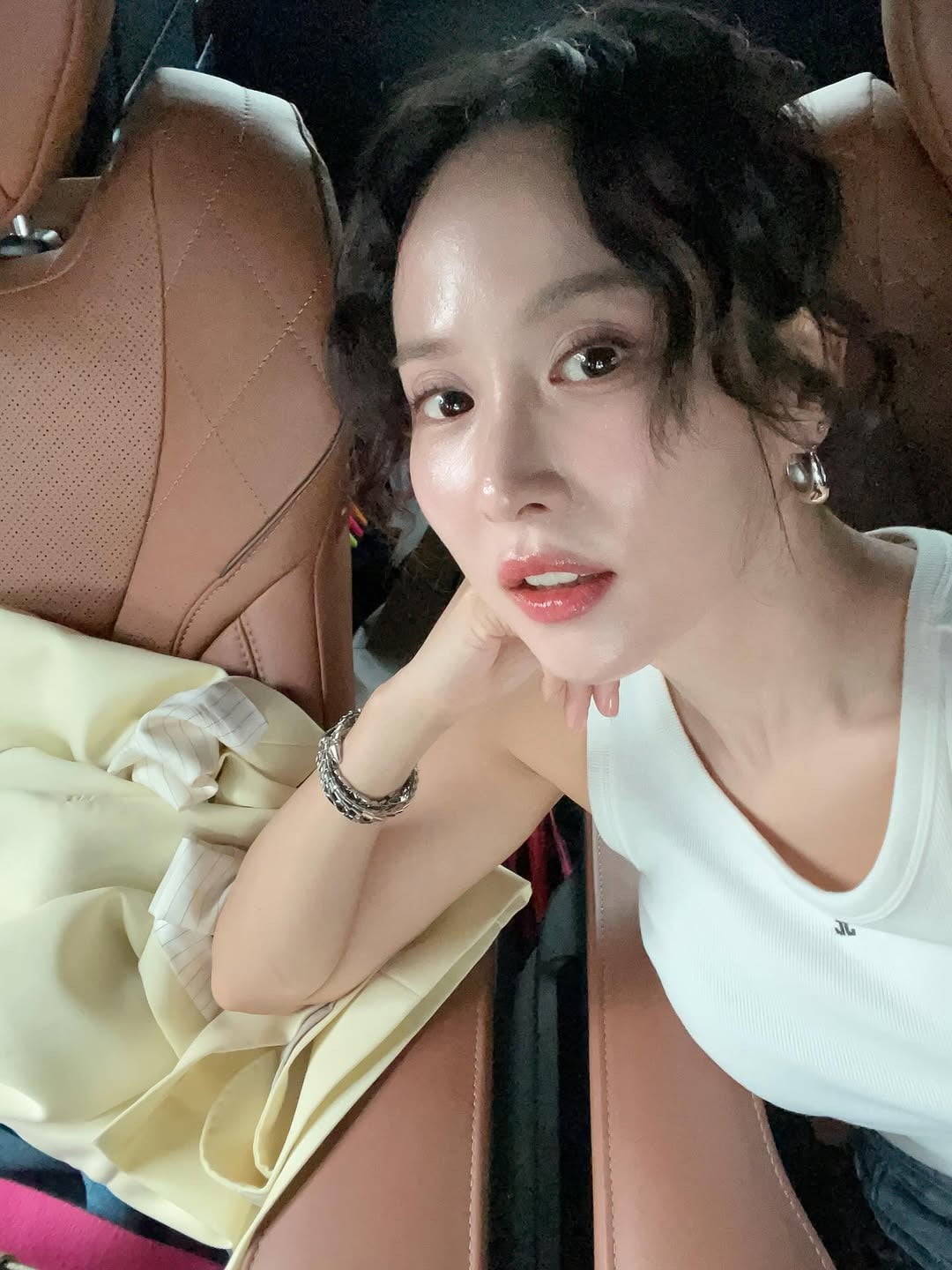 Actress Jo Yeo-jeong Captivates Fans with Her Stunning Everyday Photos