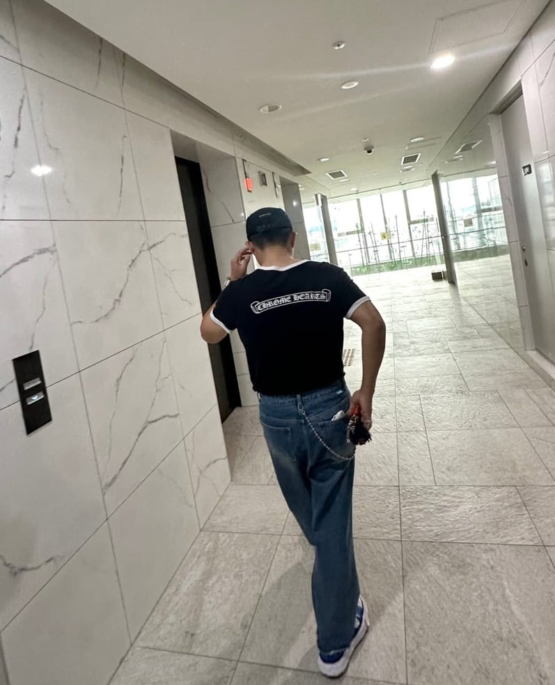 Korean Entertainer Jo Se-ho Shares Glimpse of Daily Life and Impressive Sneaker Collection