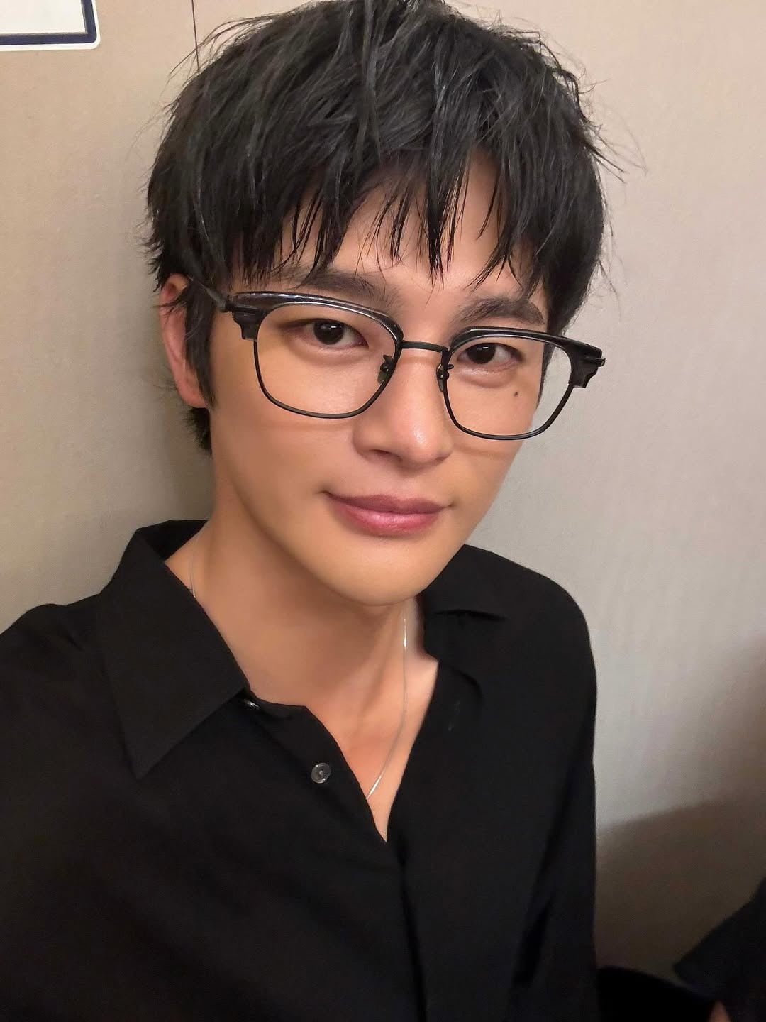 Seo In-guk Stuns Fans with His Youthful Looks in Latest Selfies