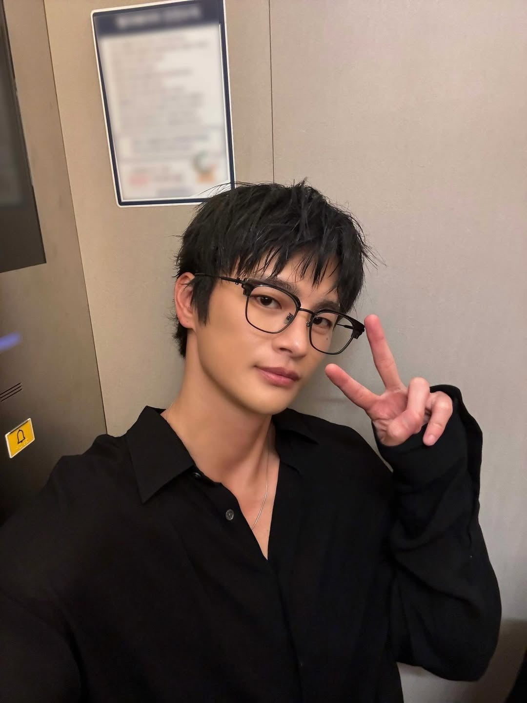Seo In-guk Stuns Fans with His Youthful Looks in Latest Selfies