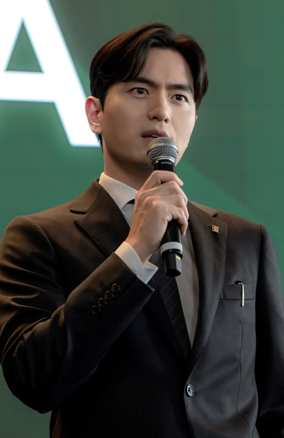 Lee Jin-wook's Captivating Suit Styles Revealed in New Drama 'Esquire'