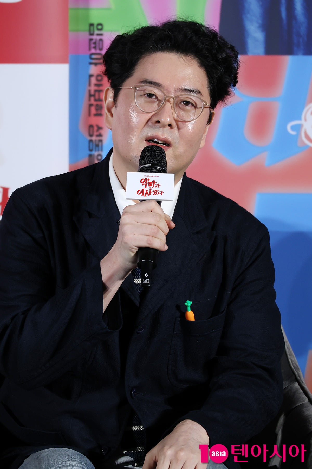 映画『悪魔が引っ越してきた』制作報告会に監督イ・サングンが登場