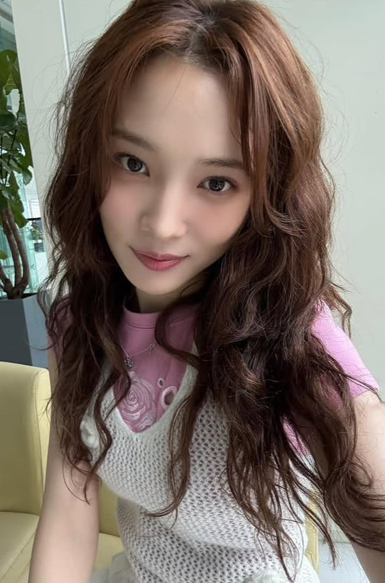 Actress Yoon So-hee Stuns with Idol-like Beauty on Instagram
