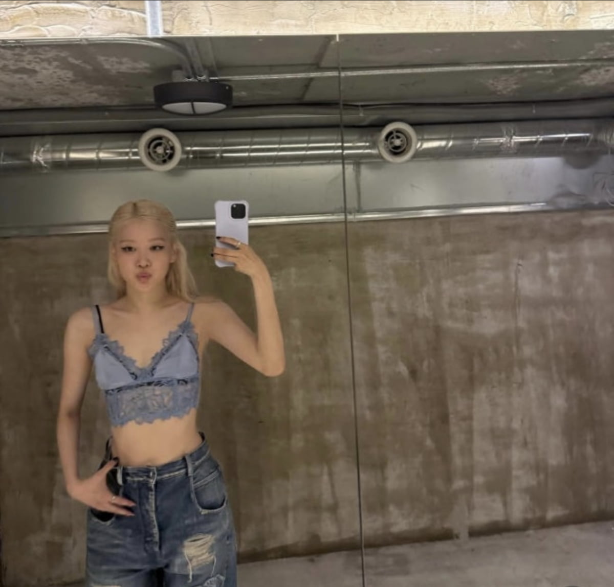 BLACKPINK's Rosé Captivates Fans with Summer Vibes in Mirror Selfies